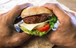 Czy wiecie ile kalorii kryje cheeseburger?