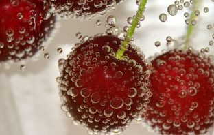 Wody smakowe – dlaczego stanowią niebezpieczeństwo dla dzieci?