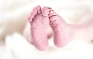 Suplementacja żelazem dla noworodków o niskiej masie urodzeniowej noworodek