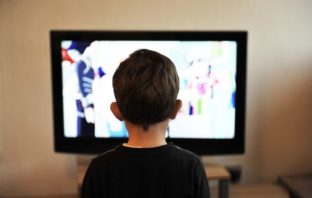 Oglądanie telewizji we wczesnym dzieciństwie a zdrowie nastolatków dzieci tv