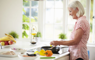 Kobiety w wieku pomenopauzalnym – niekorzystne skutki zdrowotne spożywania potraw smażonych menopauza smażenie