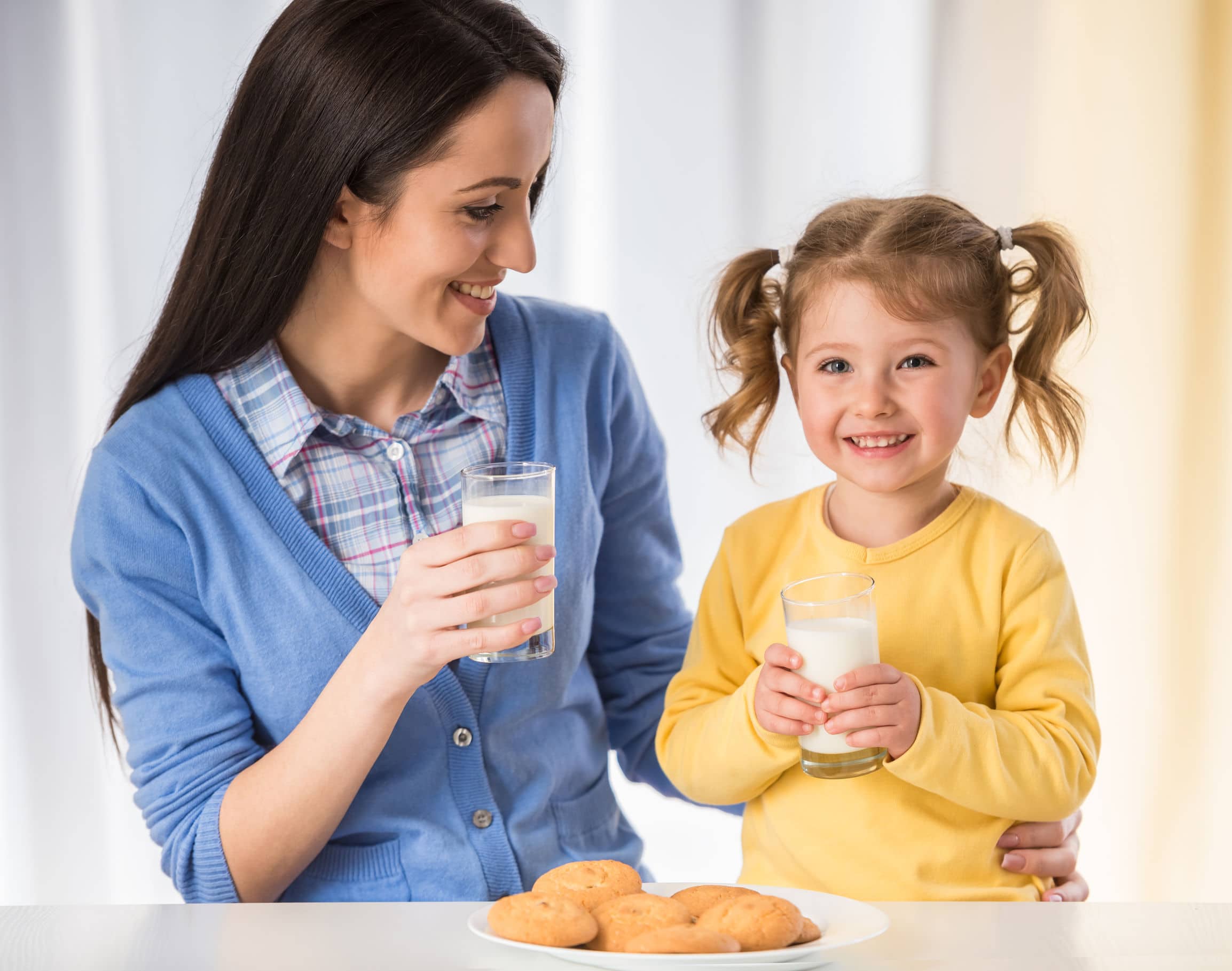 Мама пьет дочку. Мама дочка молоко. Мама с дочкой пьют молоко. Мама пьет молоко. Семья молоко.