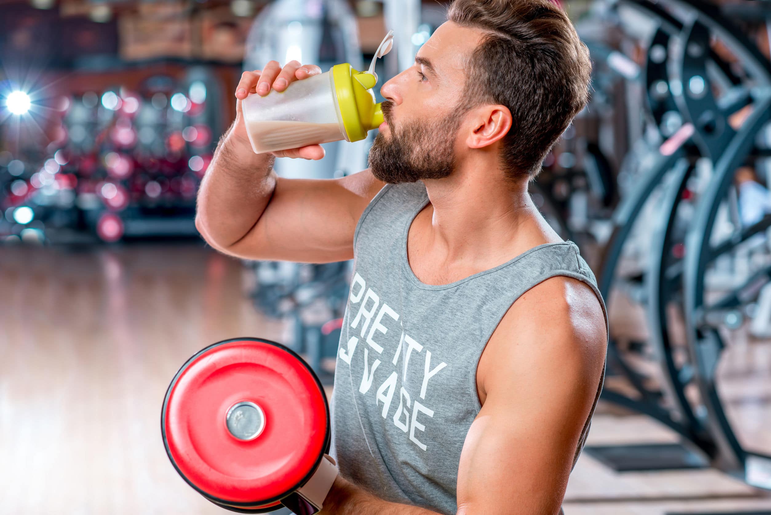 Протеин пить лучше до или после тренировки. Спортивные добавки. Спортсмены. Коктейль для спортсменов. Питание спортсменов.
