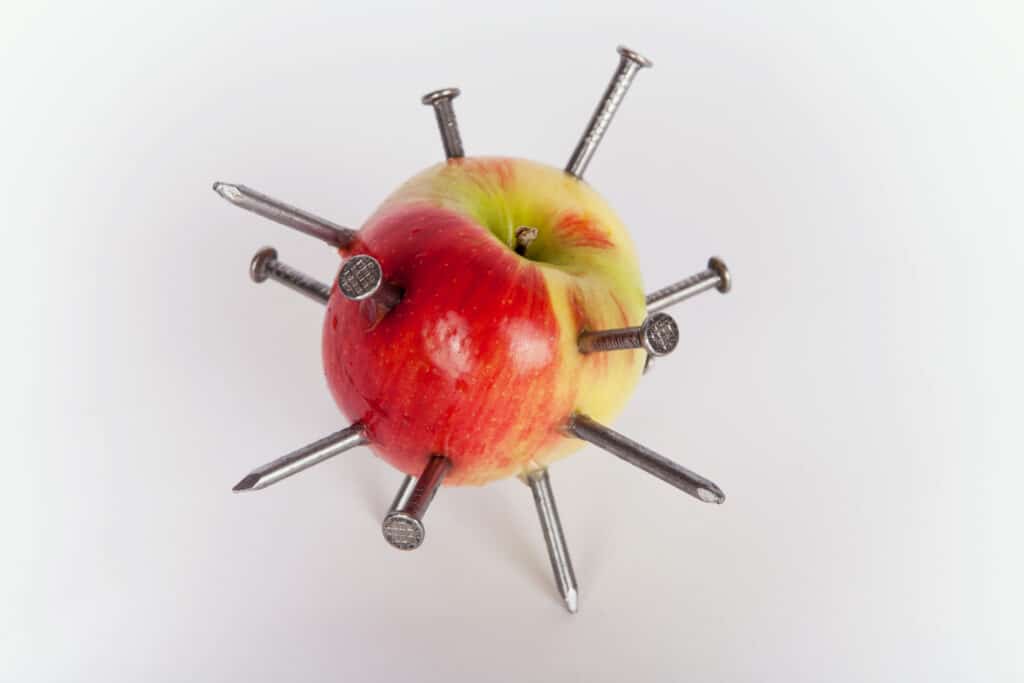 jabłko z gwoździami