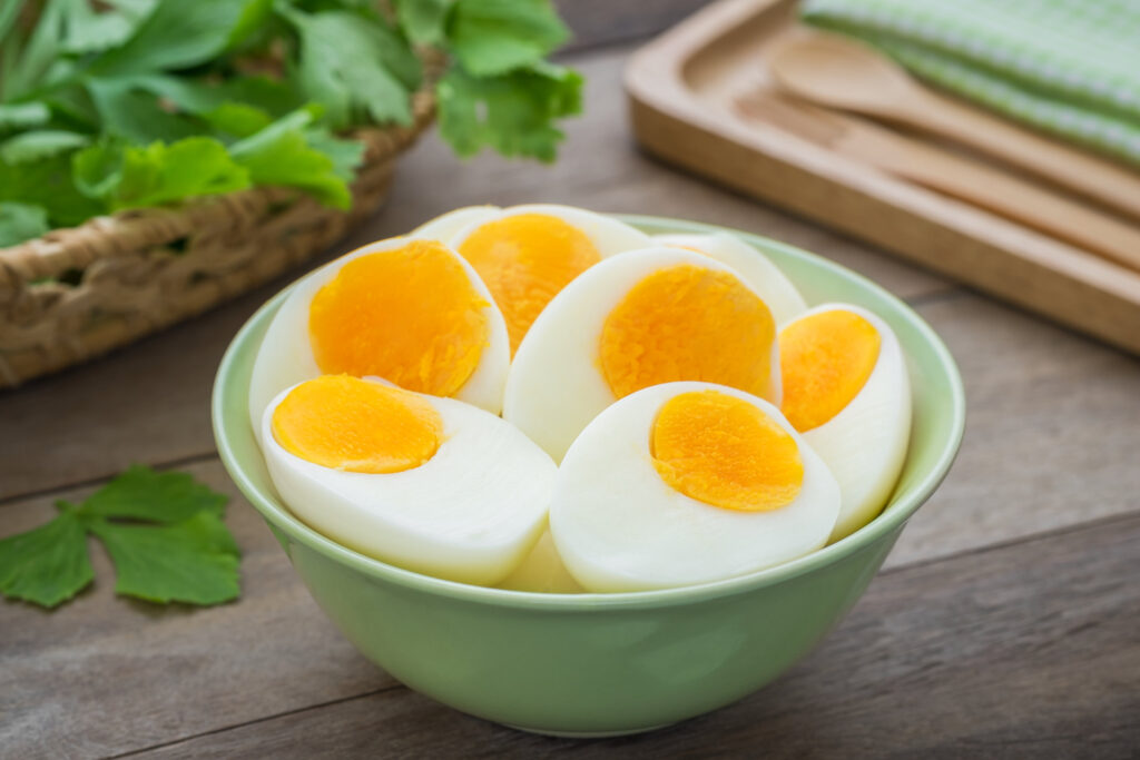 gotowane jajka w misce