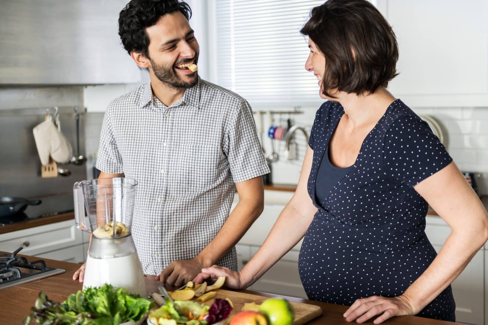 kobieta w ciąży jedzenie