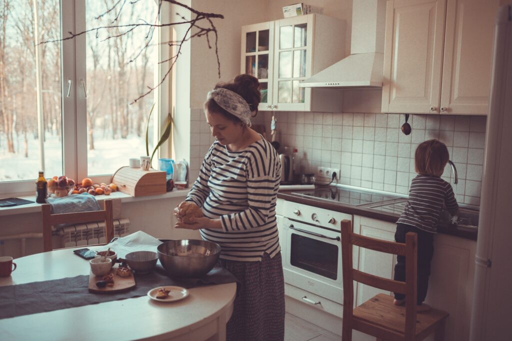 kobieta w ciąży w kuchni z dzieckiem