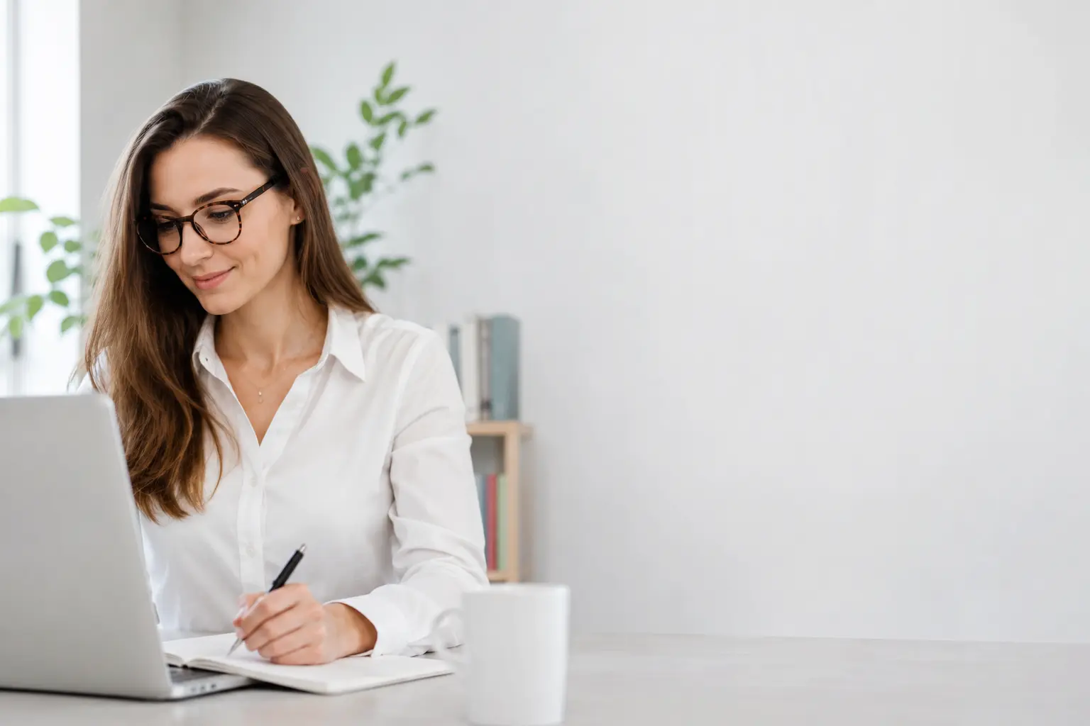 Dietetyczka pracująca przy laptopie