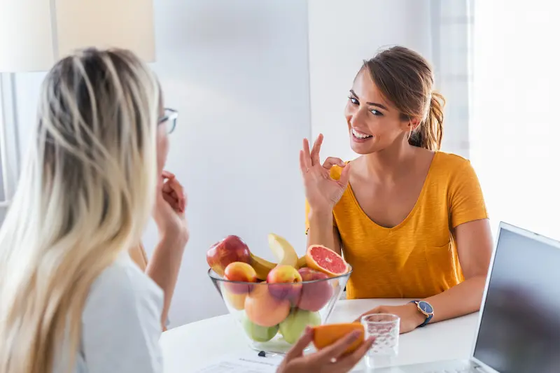 Dietetyk wyjaśnia pacjentowi zastosowanie produktu